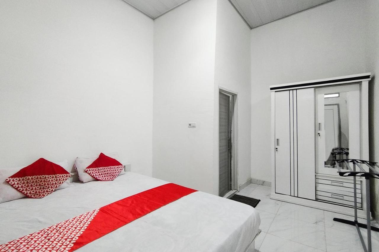 Oyo 92522 Gle Kost Syariah Hotell Jambi Exteriör bild